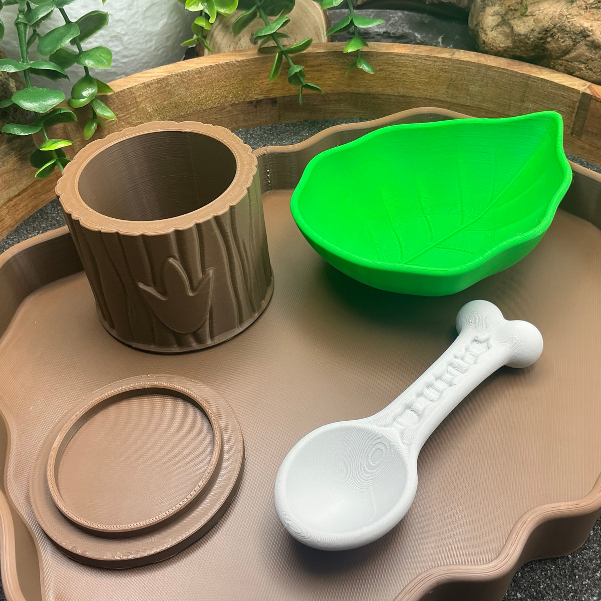 Tree-stump pot with lid off, leaf bowl and bone scoop