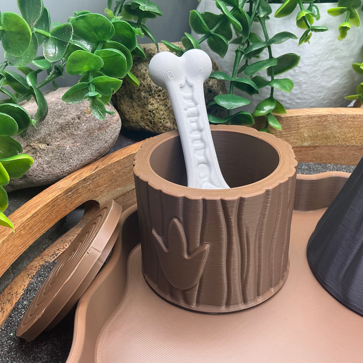 Tree-stump pot with bone scoop