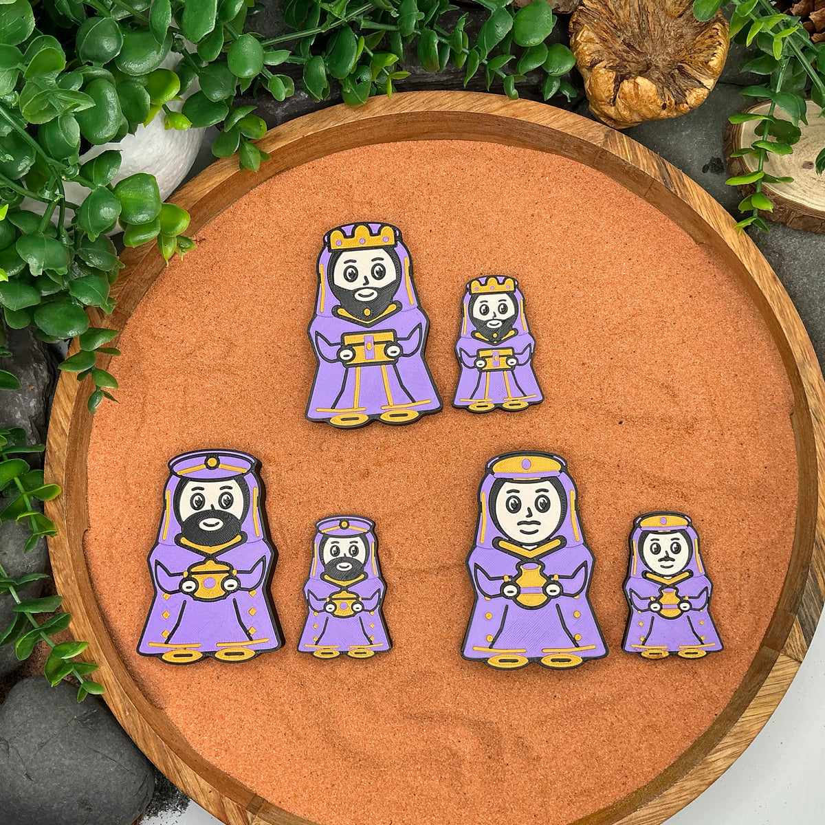 Large and Small wise men figures laid flat in pairs, with crowns and gifts
