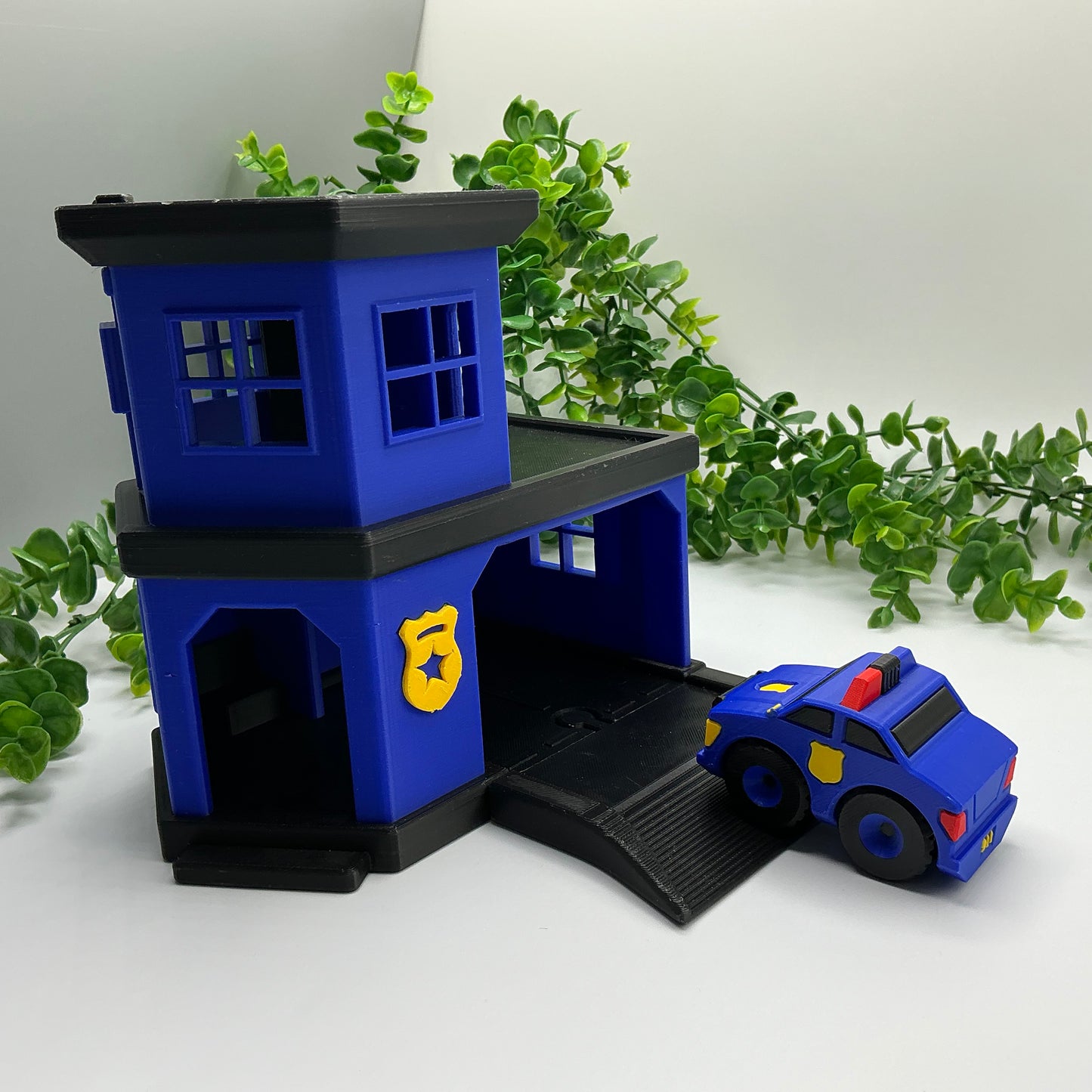 3D printed police station playset, wooden train track compatible - image 10