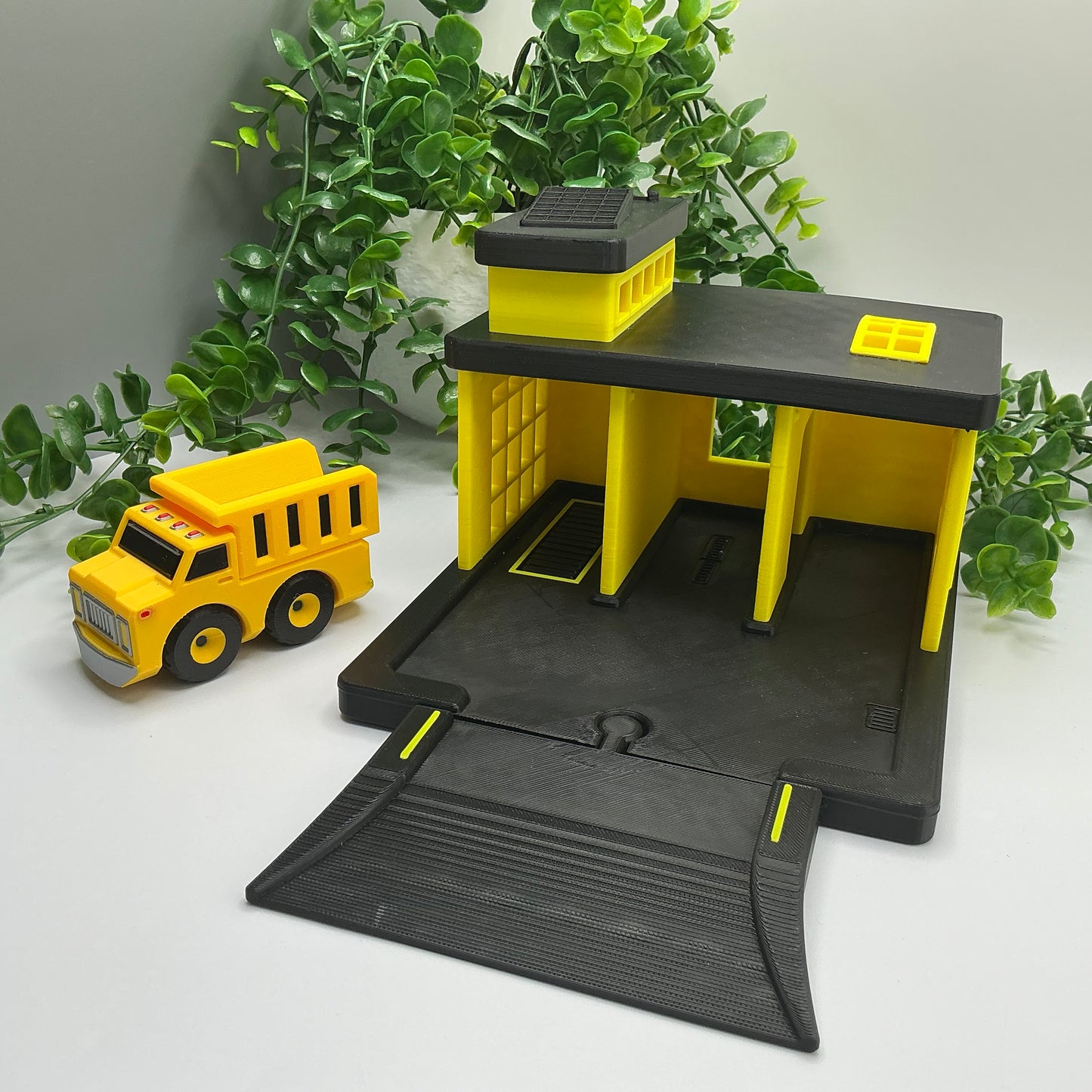 3D printed garage playset, wooden train track compatible - image 14