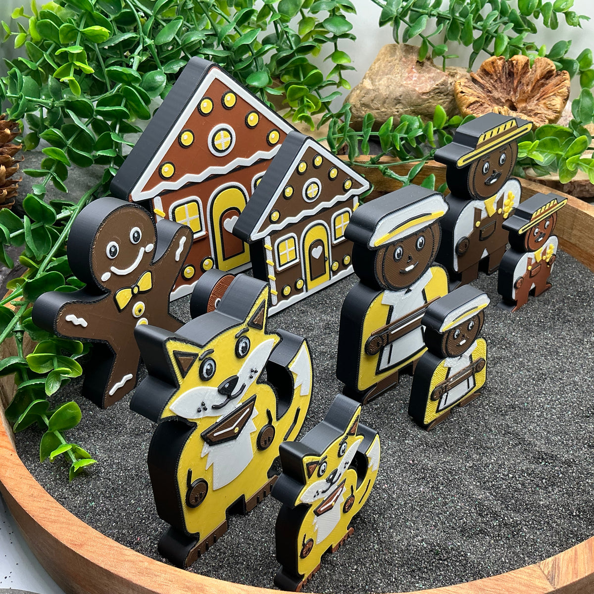 Large and Small Gingerbread Man story characters and fox figures, side view