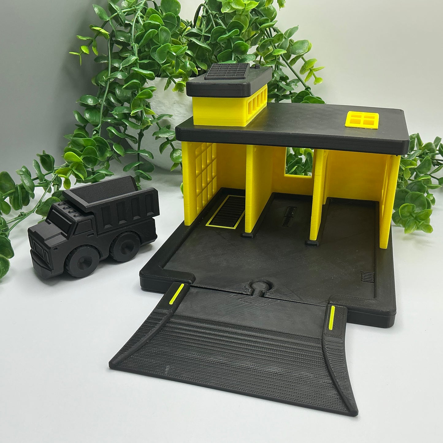 3D printed garage playset, wooden train track compatible - image 13